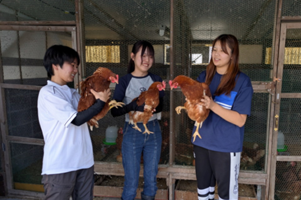 ボリスブラウンを抱きかかえる様子