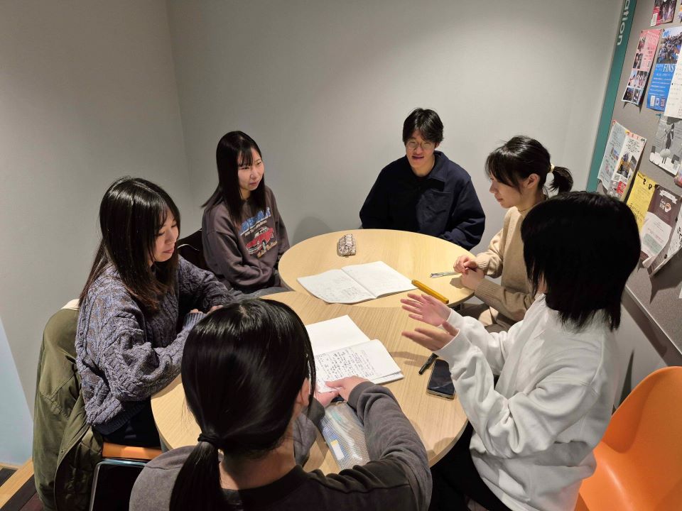 活動メンバーで話し合いをする様子