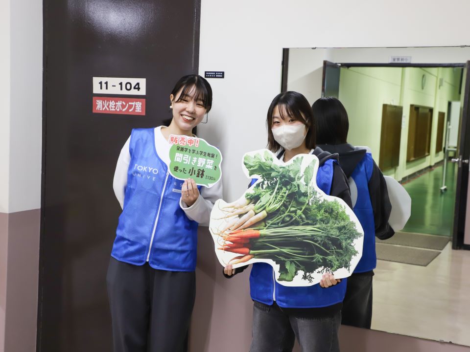 間引き野菜の宣伝を行う様子