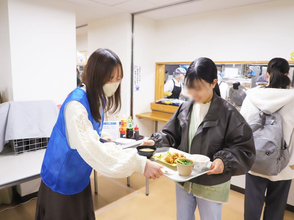 食堂利用者にレシピについて説明する様子