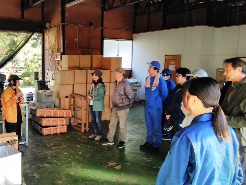 生徒が連携企業の現場見学をしている様子