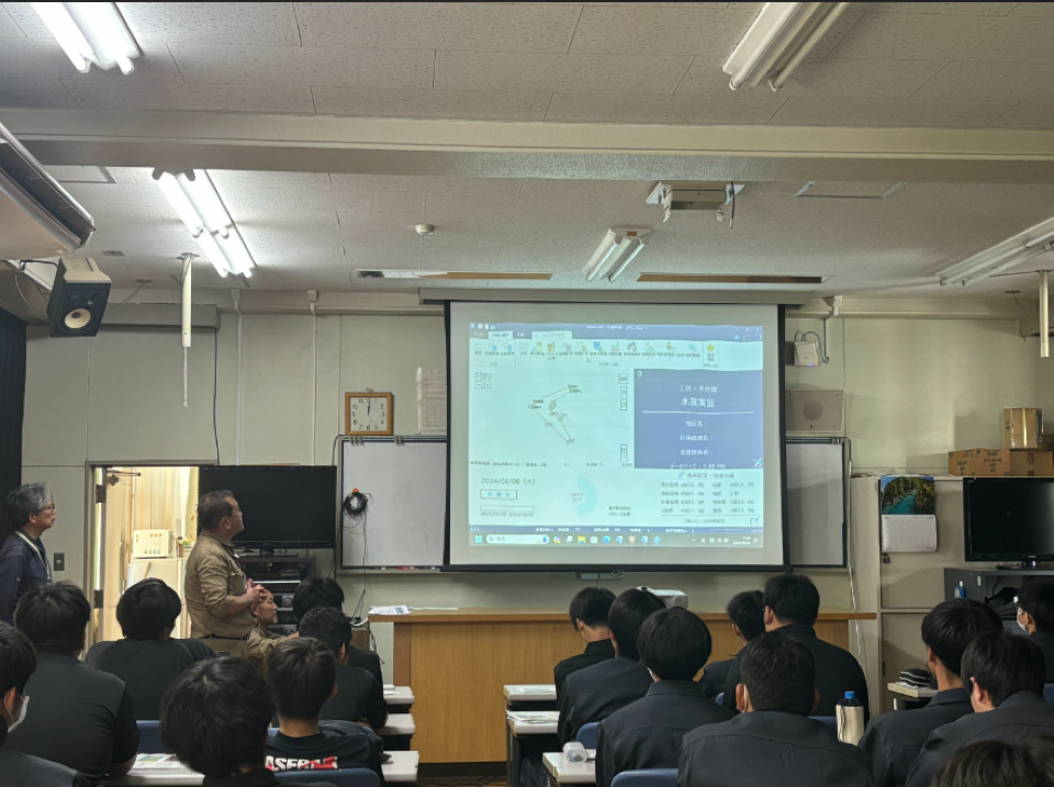 測量結果を用いて図面を作成する様子