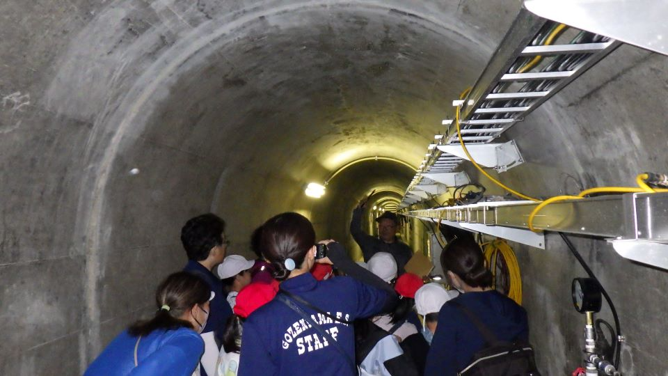 監査廊内での見学の様子