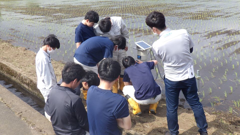 水戸農高で実際にICT給水機を操作する様子