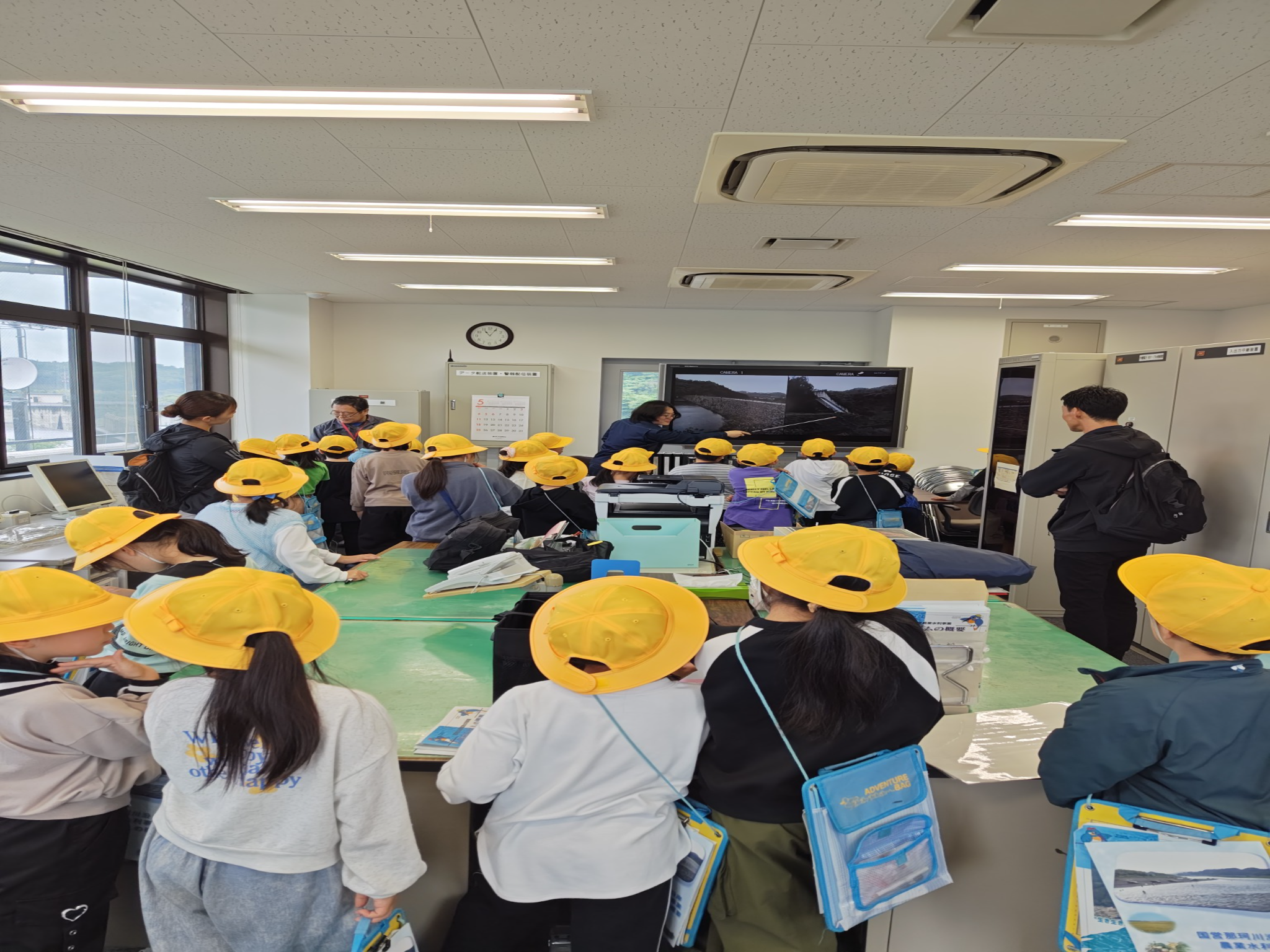 ダム管理所で遠隔監視カメラの操作を体験する様子