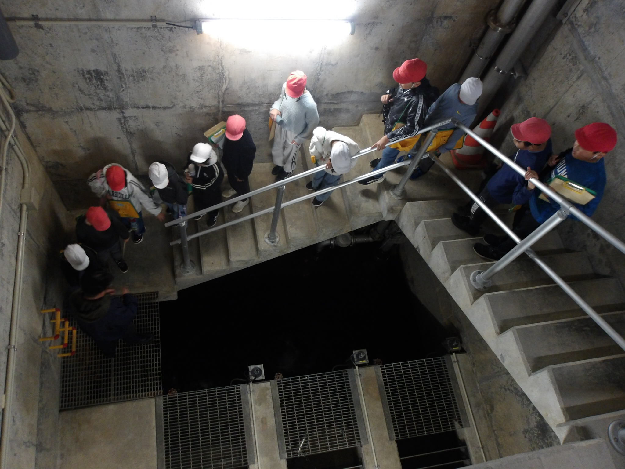 浸透水の様子に興味津々な児童の様子