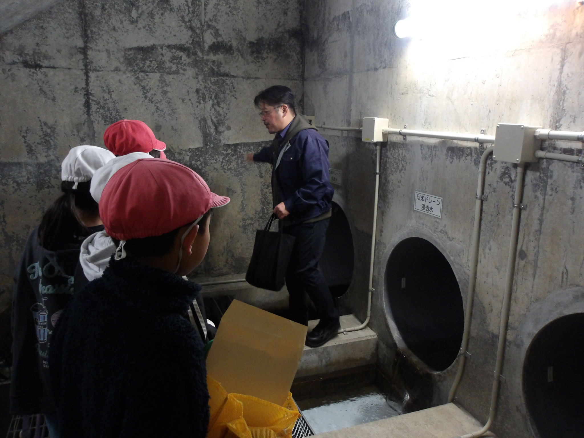 浸透量計測室での見学の様子