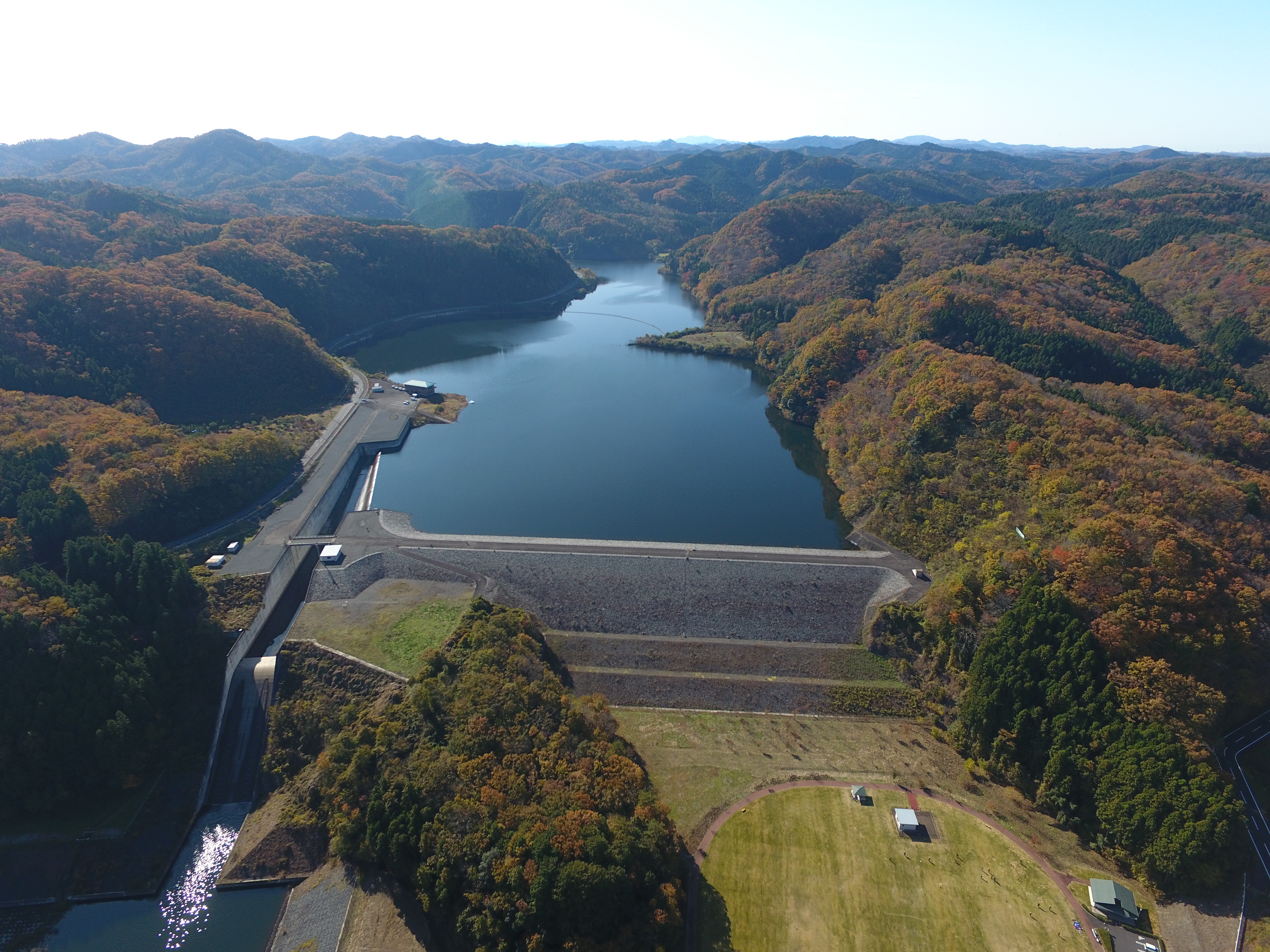 秋の御前山ダム全景