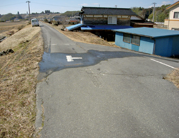 同じく地中に埋まる前河原伏せ越しからの漏水で、丁字路から水が染み出しています。