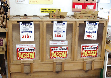 直売所にて米のブランド「天竜乙女」が販売されている様子です。