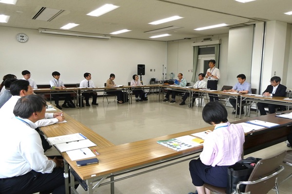 会議机を囲んで意見交換の様子
