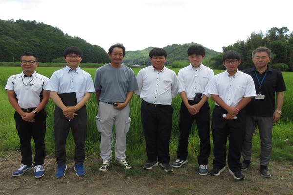 （写真左から）京都府立農芸高等学校 細尾 勝副校長、小寺 弘佑教諭、生産者 中川 望さん 京都府立農芸高等学校 川勝 浩輝さん、藤本 悠世さん、平岩 虹水さん、近畿農政局京都府拠点 森 裕司地方参事官