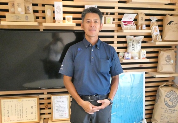 生産者一人、米の販売所で