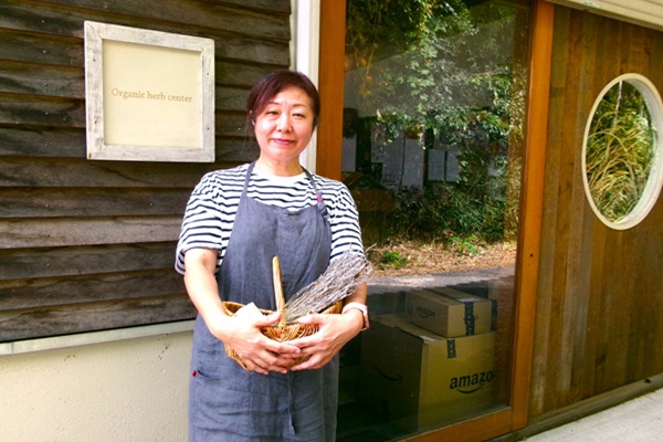 ハーブの店の前で女性店員一人