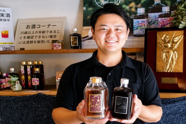 ハーブの店の前で男性店員一人