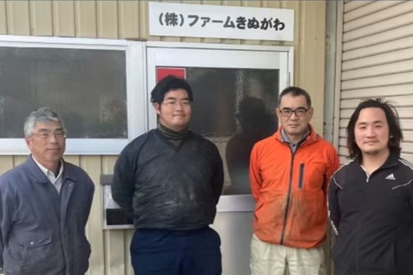 生産者男性4人が立っている