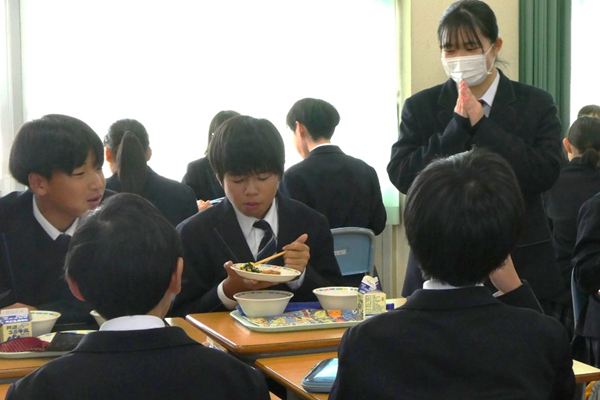 学校給食のようす