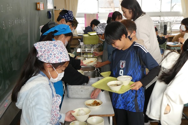 有機農産物を使用した学校給食のようす