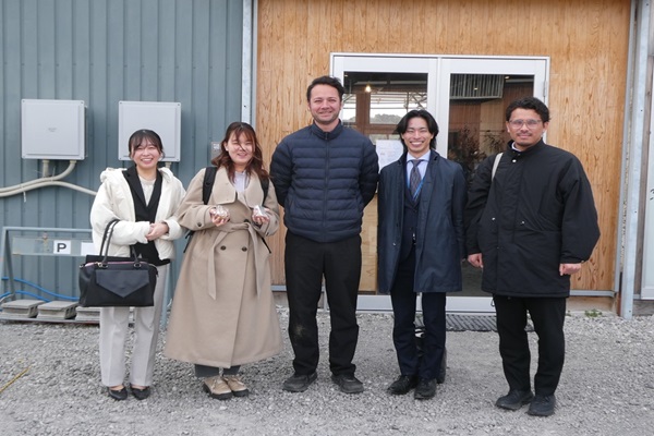 「アス&rarr;ノウ」プロジェクトメンバーとの集合写真