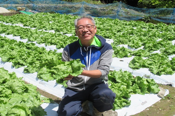 レタス畑で生産者が笑顔