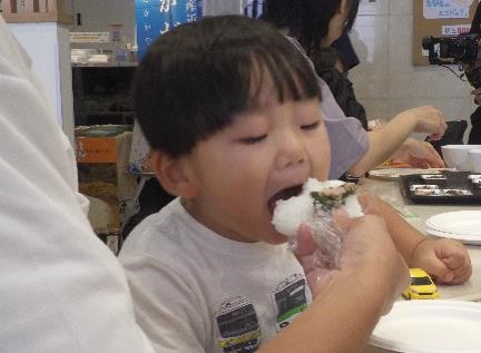 近江米でおにぎり作り