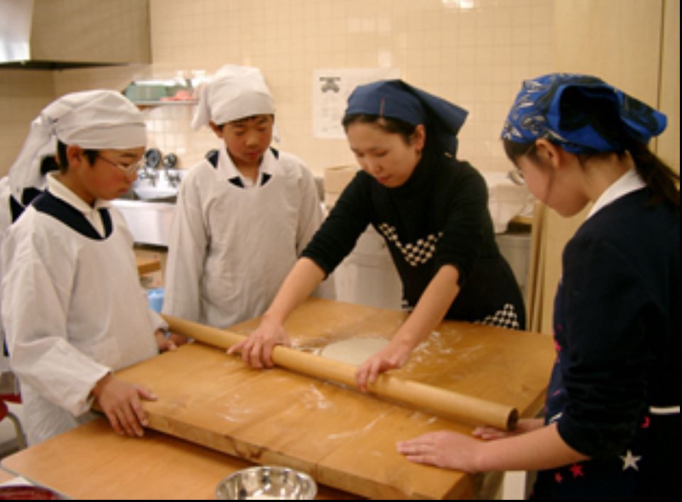 笠そば(いきいき働く女性たち。そば手打ち体験を指導)