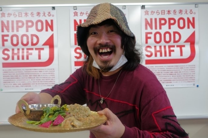 カレーを持つ堕天使かっきーさん