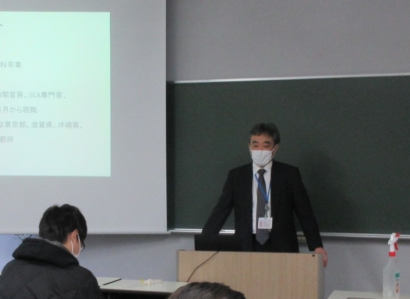 農業農村整備事業などを講義するようす