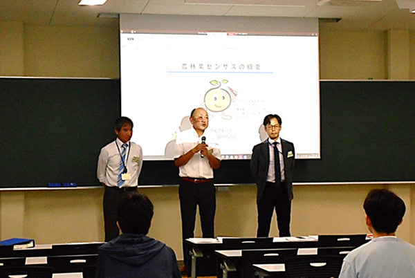 「農業経営統計調査及び農林業センサスについて」講義しているようす