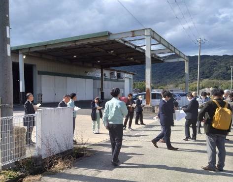 施設前