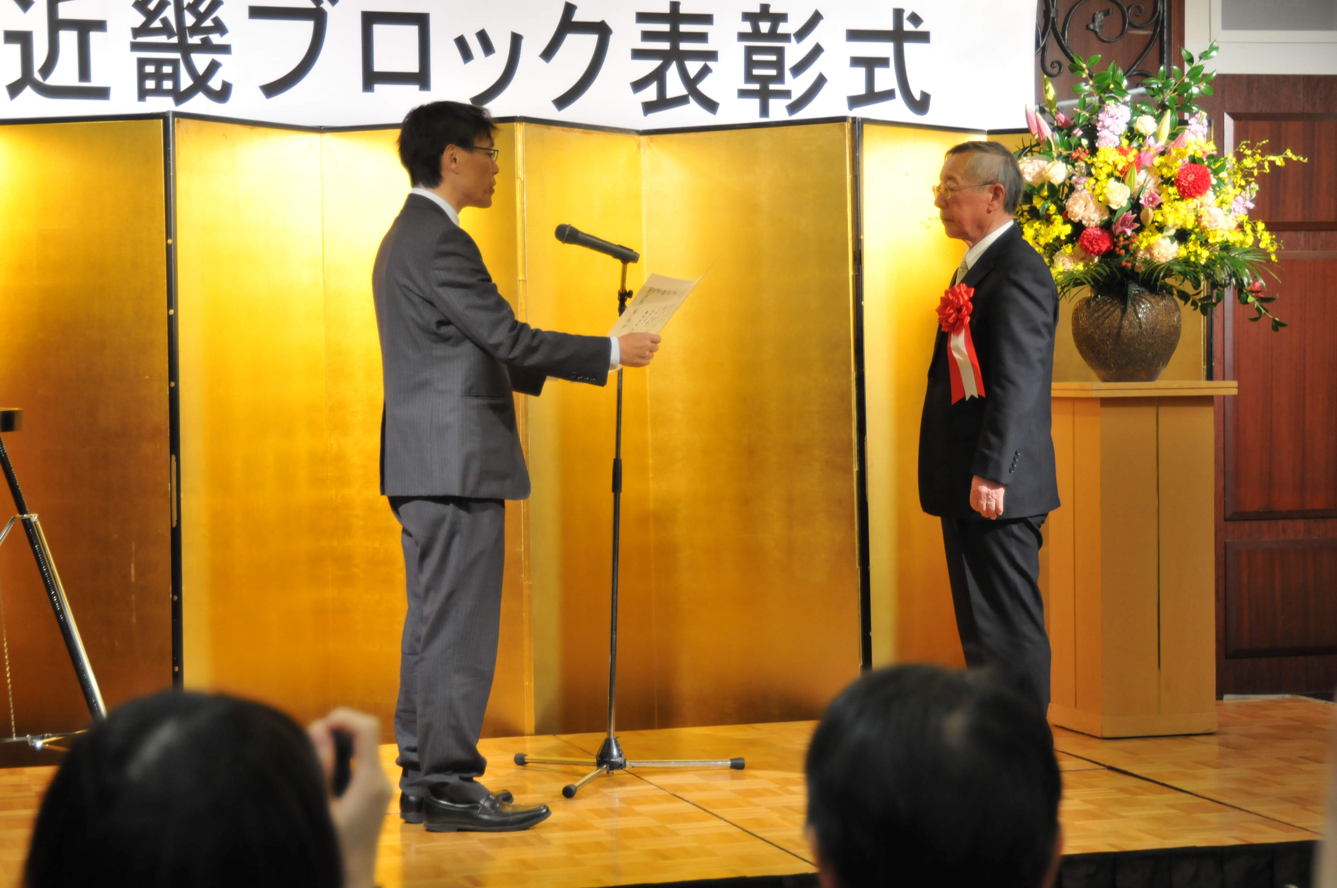 安東局長より大原里づくりトライアングルの山下代表（左）に農林水産大臣賞を伝達