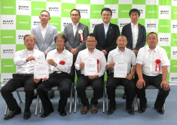 記念写真:前列に生産方式革新実施計画の認定証の授与者及び促進事業者認定証の授与者、後列に農政局職員