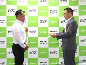 下間康広氏への賞状授与