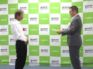 辻井昭文氏への賞状授与