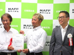 (有)グリーンファームささやまの辻井昭文氏及び原田保康志氏と志知雄一局長