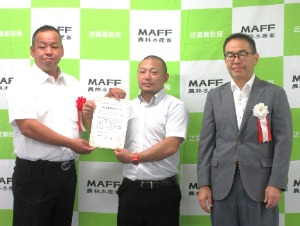 天王ナチュラルファームドローンオペレータクラブの岡栄治氏及び河﨑響平氏と志知雄一局