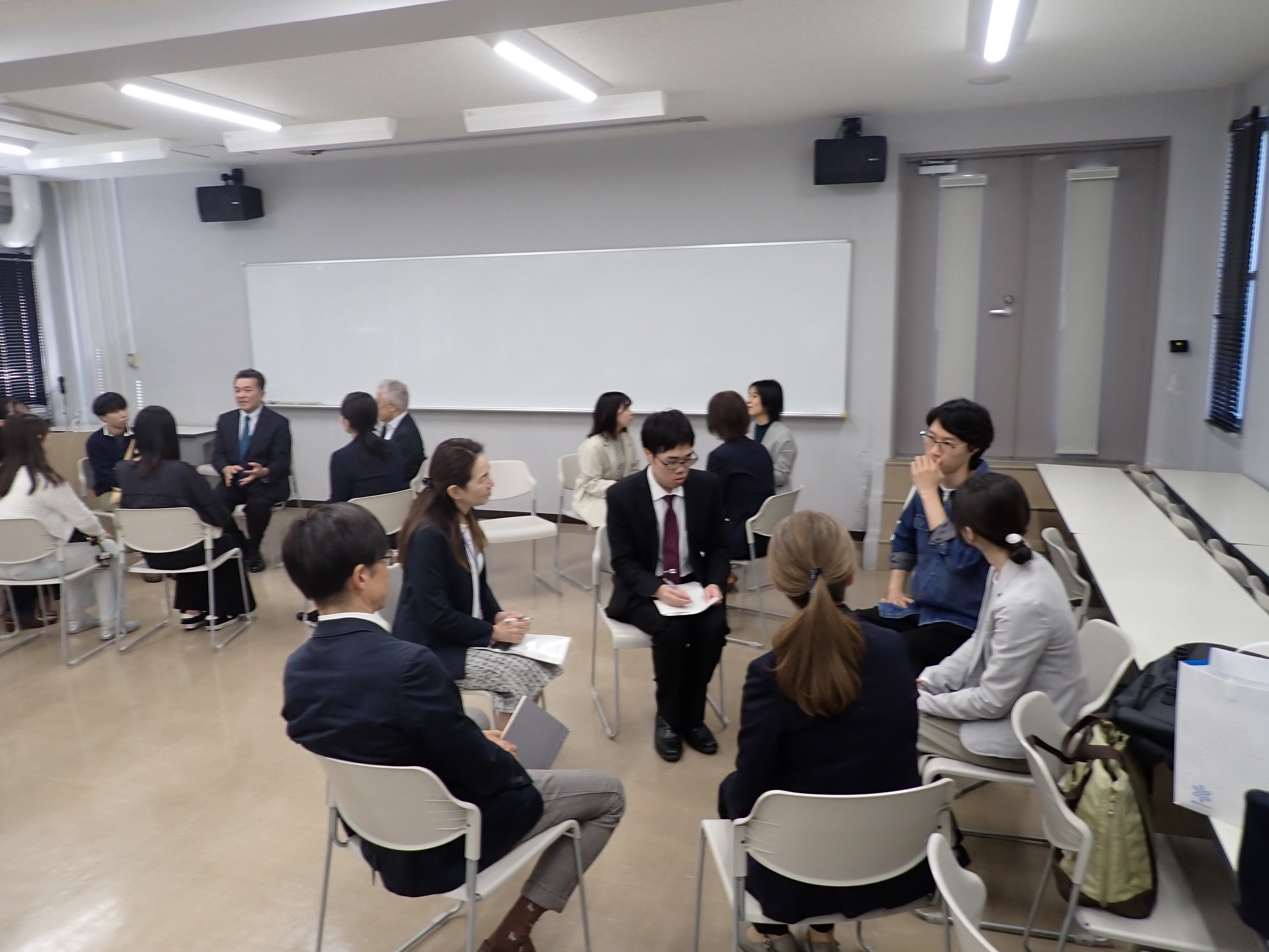 終了後の学生と企業との車座トーク