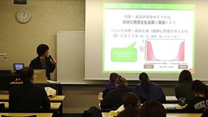 食品の安全と安心について講義する職員