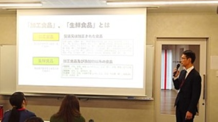 食品表示について講義する職員