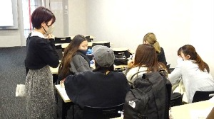 グループディスカッションのサポートをする職員その1