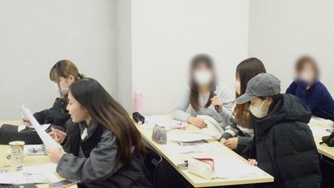 発表をする学生（画面中央）