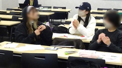 発表をする学生（画面左）