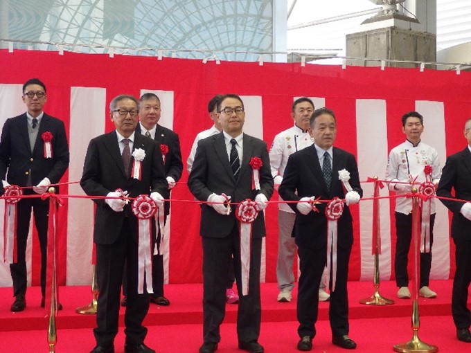 志知近畿農政局長　テープカット