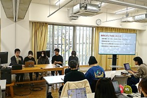スライドを用いて発表する大学生