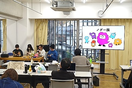 作成した動画を用いて発表する大学生