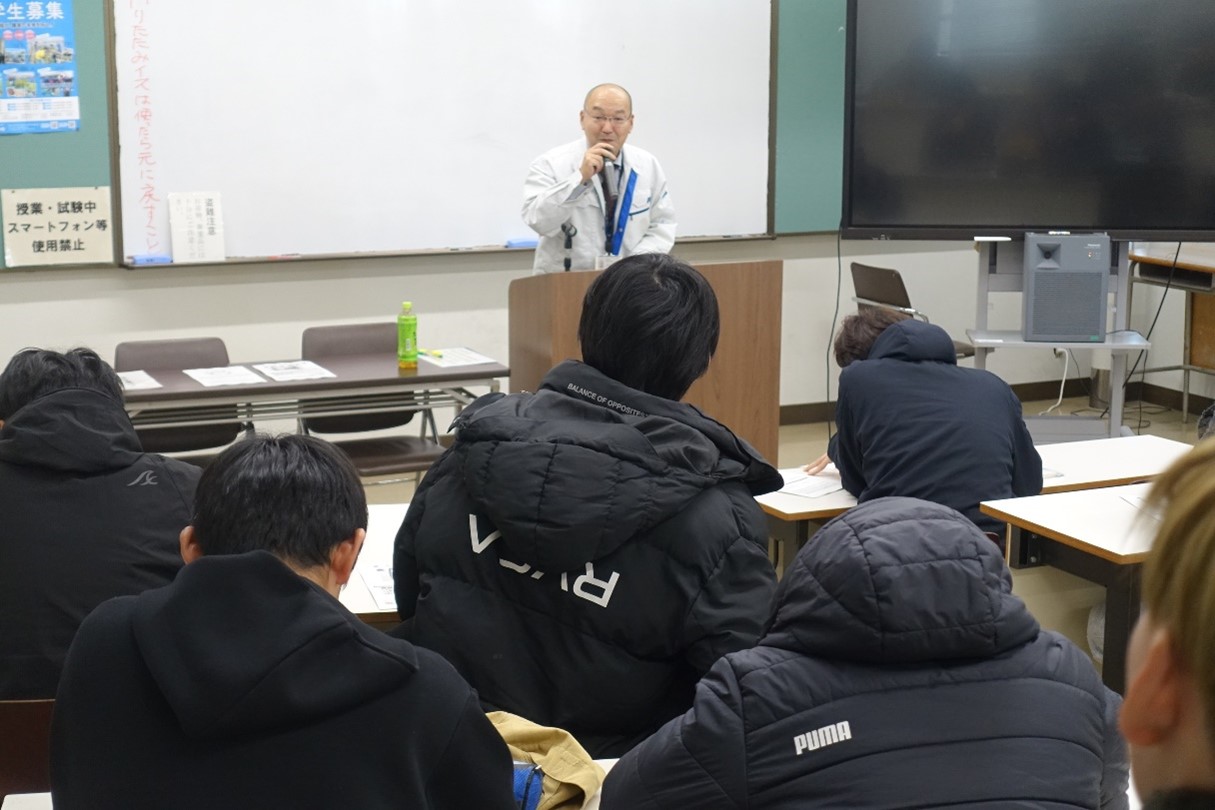 「食品表示制度と米のトレーサビリティ法について」講義している様子