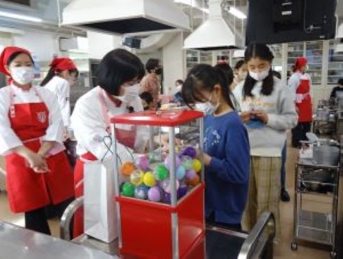 「和菓子」消しゴムのガチャガチャの様子