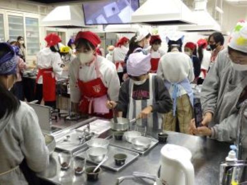 「和菓子」の調理実習の様子1