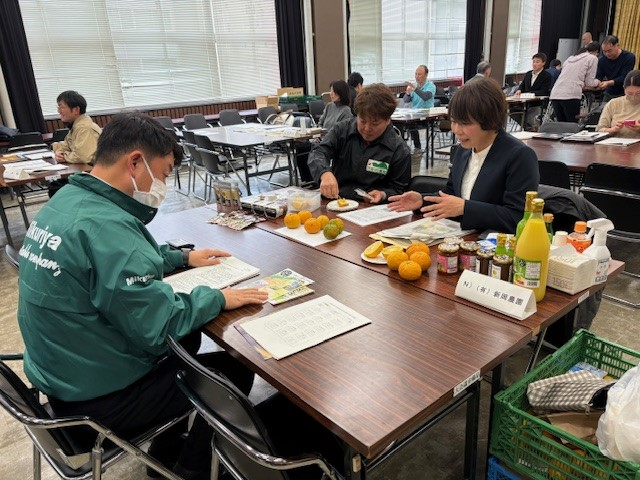 ジャバラ（柑橘類の一種）の商談の様子