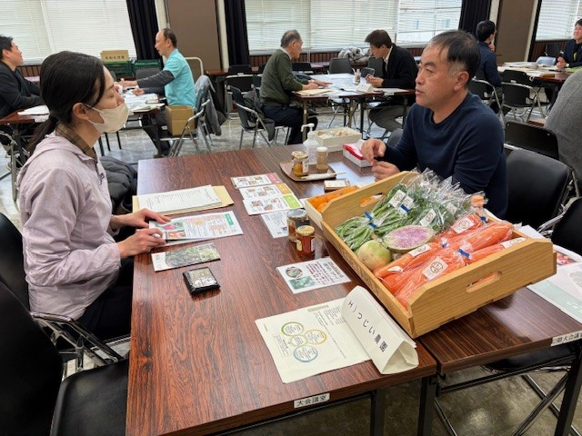 ニンジン、パプリカ等の商談の様子